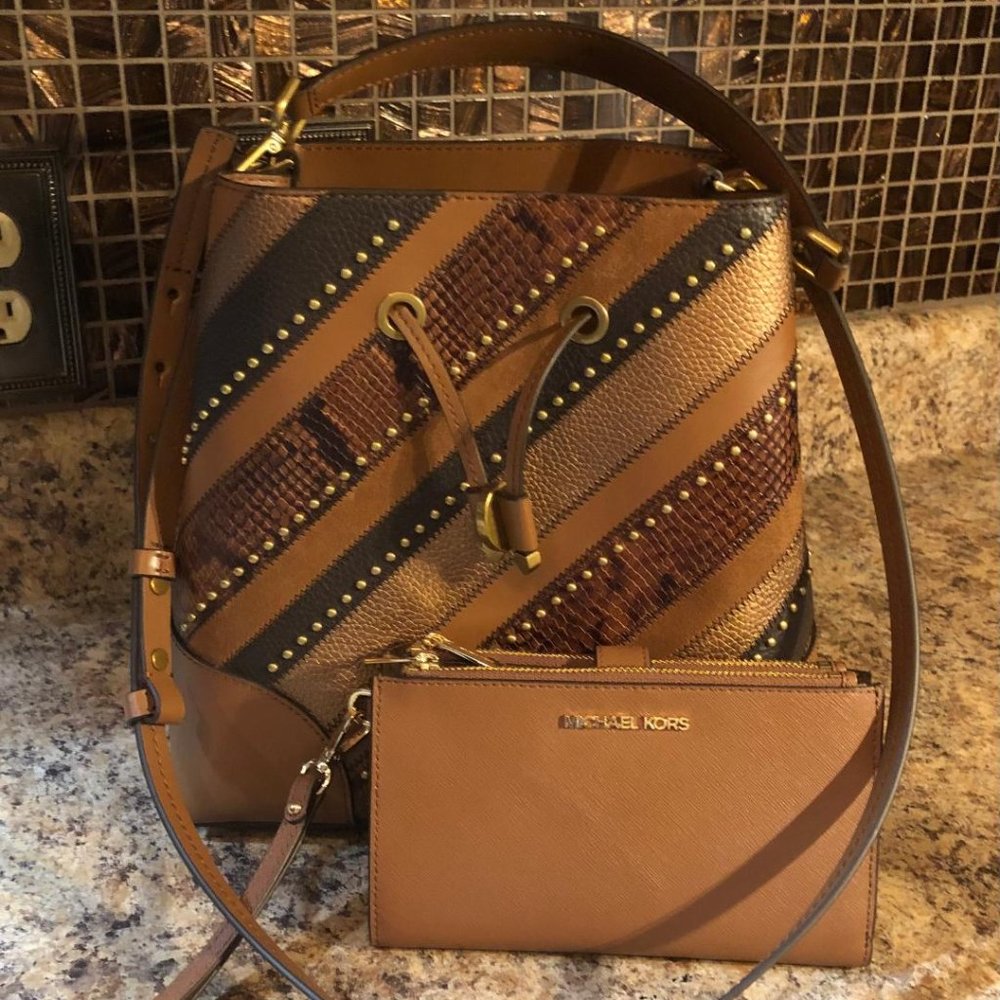🔥ON HOLD🔥Michael Kors Mercer Gallery Luggage Multi Bucket Bag /Wal…